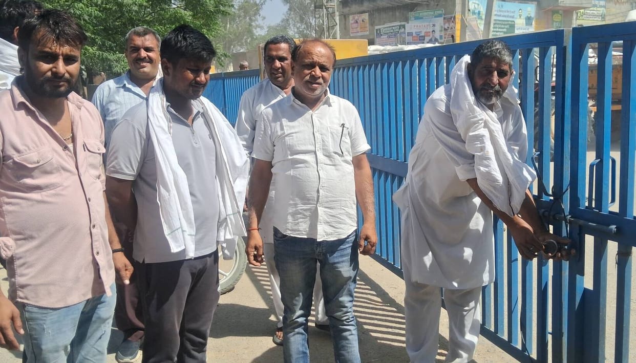 Due to non-purchase of wheat, the commission agents locked the market gate.