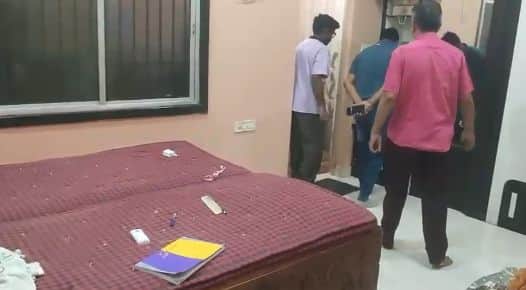 घर पर पुलिस की टीम