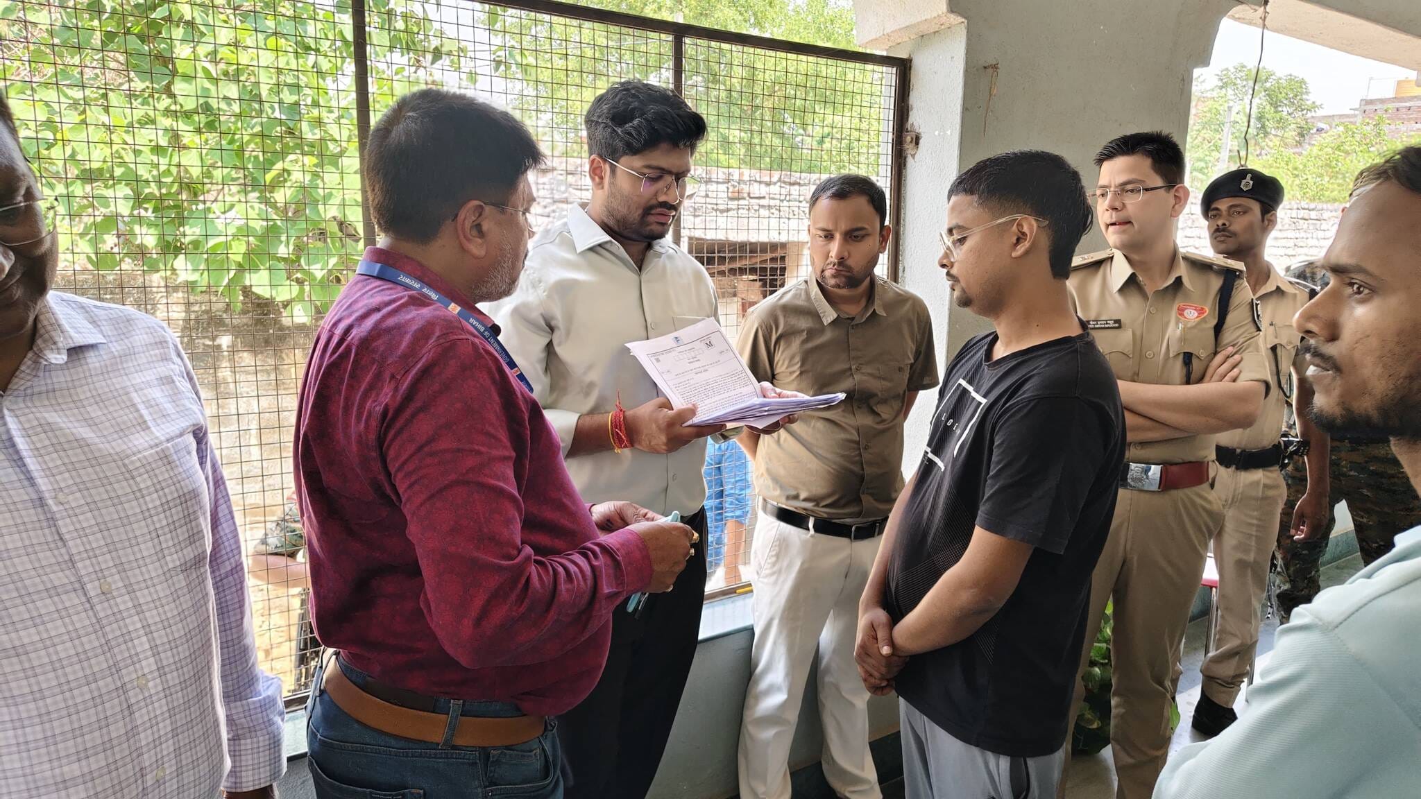 हिरासत में लिए गए परीक्षार्थी से पूछताछ करते डीएम और एसपी