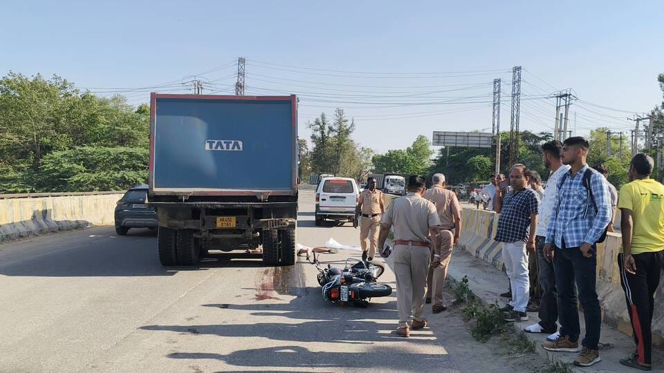 Bike rider farmer dies in accident, 8 injured including bus conductor