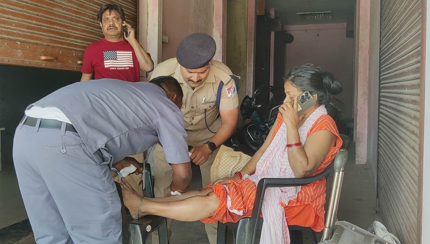 ज्ञानपुर रोड रेलवे स्टेशन पर एस्केलेटर से गिरकर घायल महिला का हो रहा उपचार। संवाद