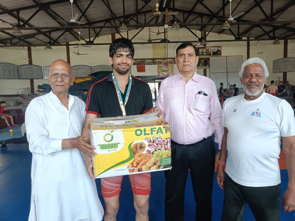 Mukul Chaudhary from Meerut won a silver medal at the Under-20 National Wrestling Championship.