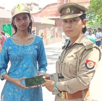 Woman loses mobile phone at Taj, police returns it
