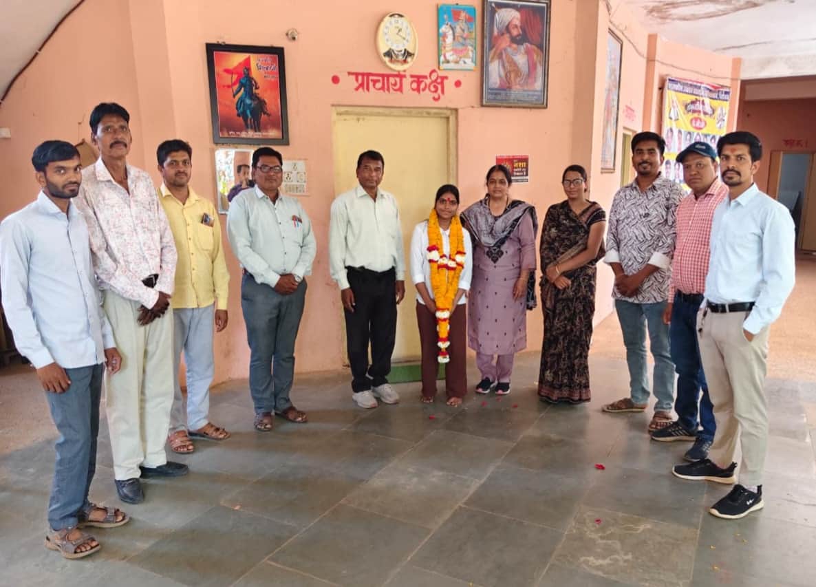 मैरिट में स्थान बनाने वाली छात्रा सरस्वती खारोल का स्वागत कर खुशी का इजहार करते हुए शासकीय उच्च