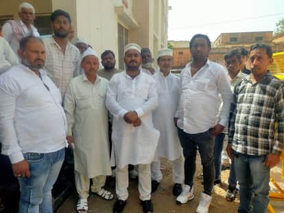 He pulled out the rope from the blanket and then tightened the noose.