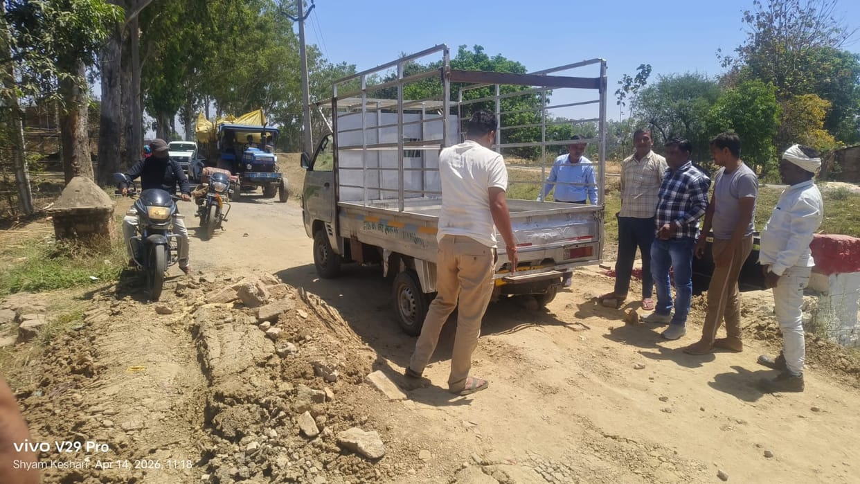 The bridge on the Ghaghar Canal has been broken for six months, forcing drivers to travel a kilometer.