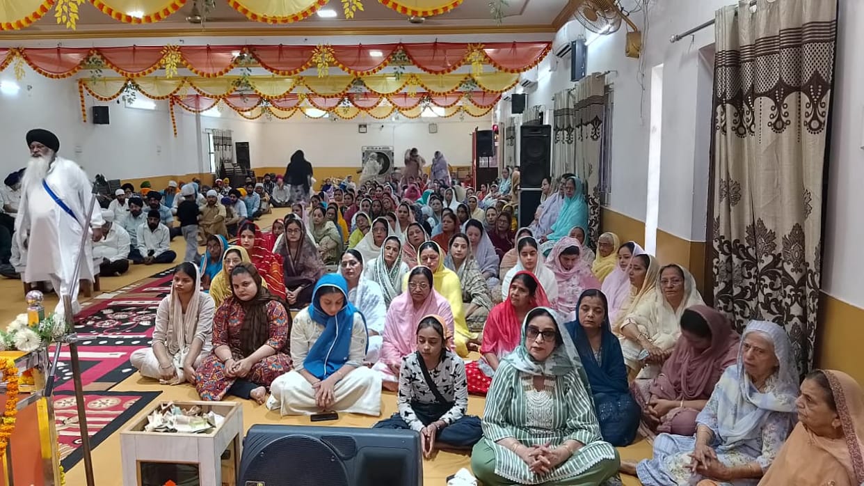 Sangat delighted with Shabad Kirtan on Khalsa Creation Day
