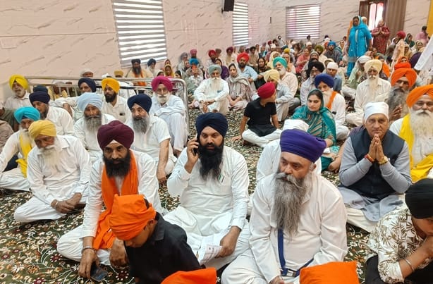 The congregation bowed their heads and took the Guru's blessings.