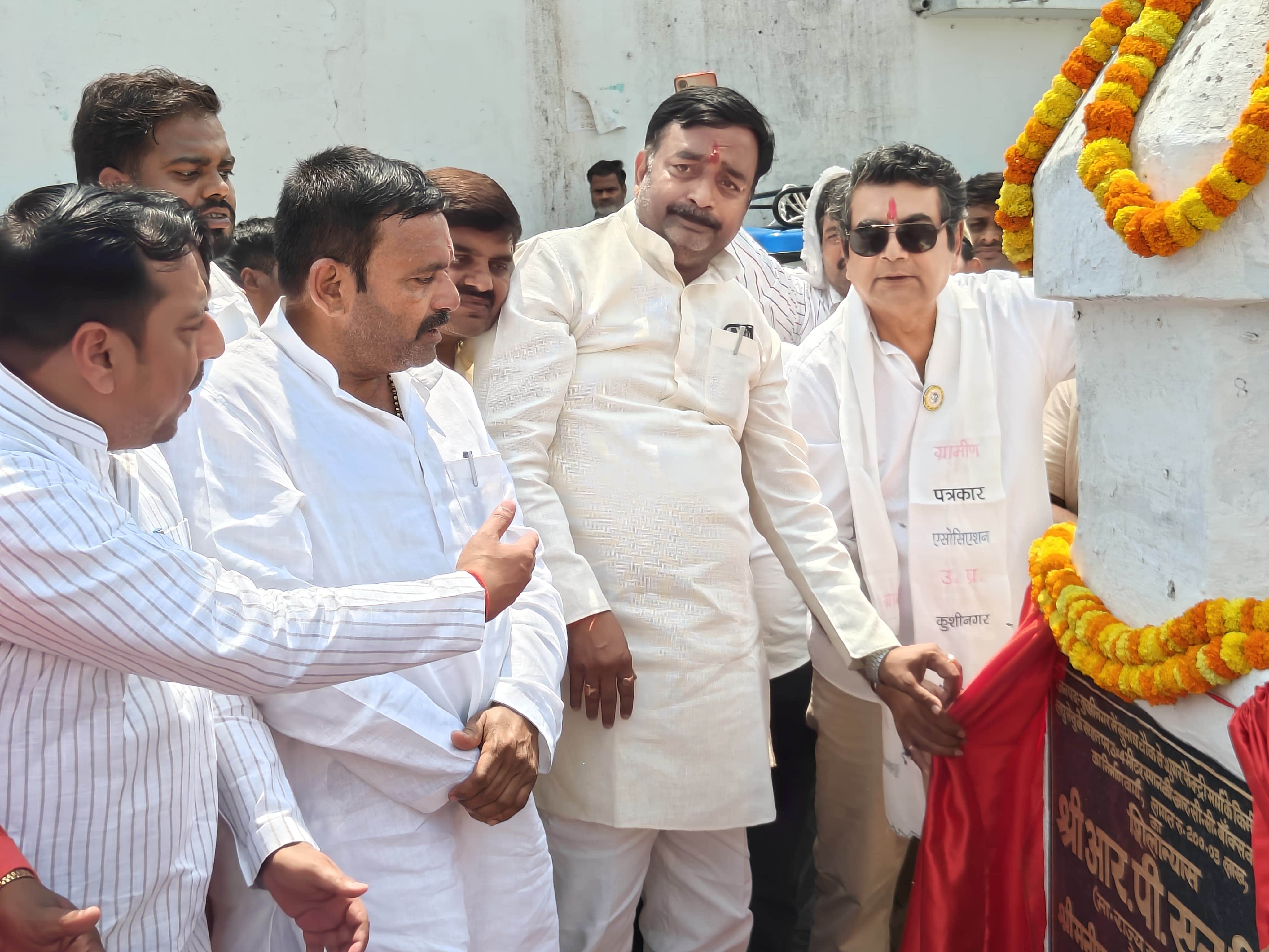 पडरौना शहर के रामधाम पोखरा स्थित पुल का शिलान्यास करते राज्यसभा सांसद आरपीएन सिंह, सदर विधायक म