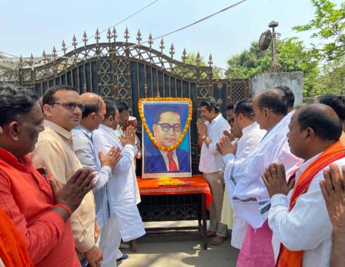 पडरौना शहर में डां. भिमराव आम्बेडकर चित्र पर पुष्प चढाकर श्रद्धा सुमन अर्पित करते राज्य सभा संस