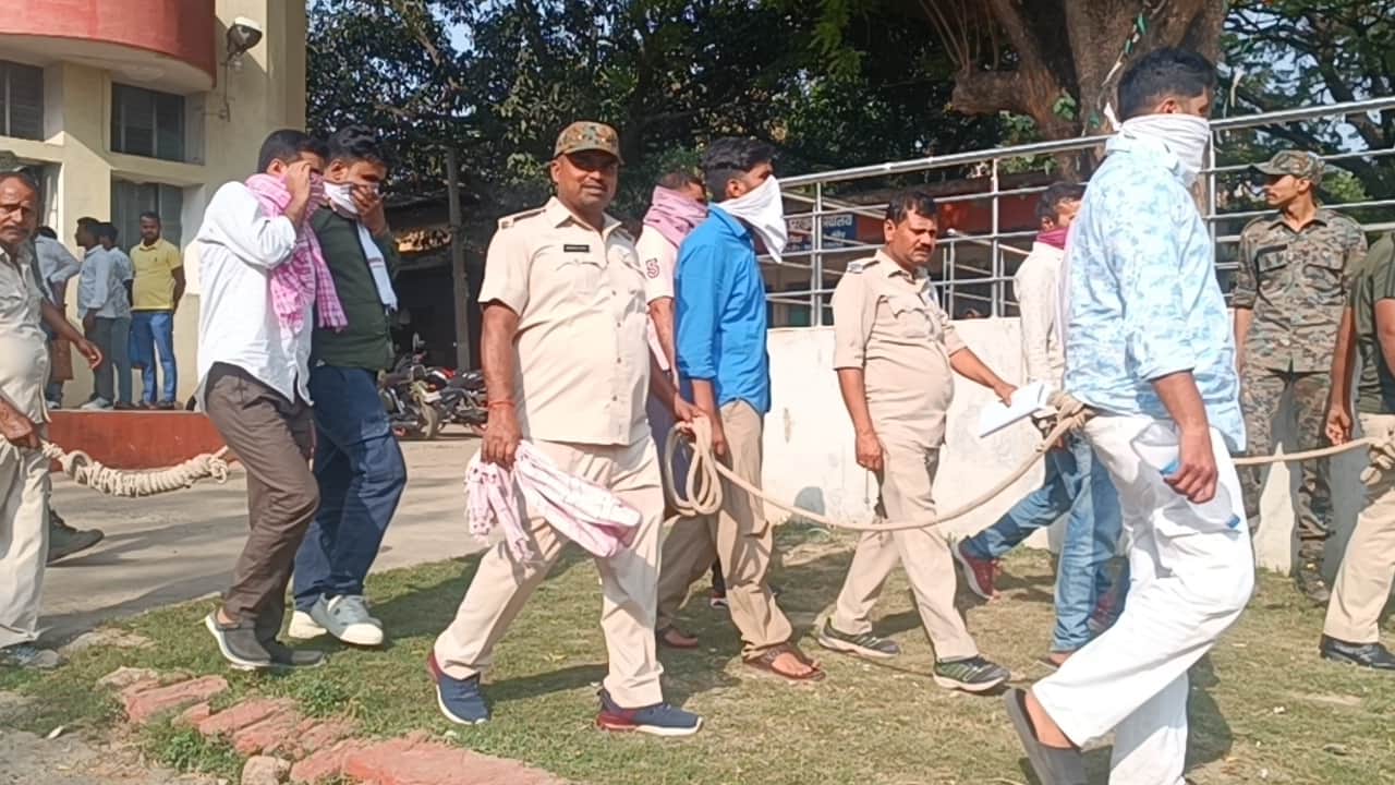 पुलिस टीम पूरे नेटवर्क को खंगालने में जुटी हुई है।