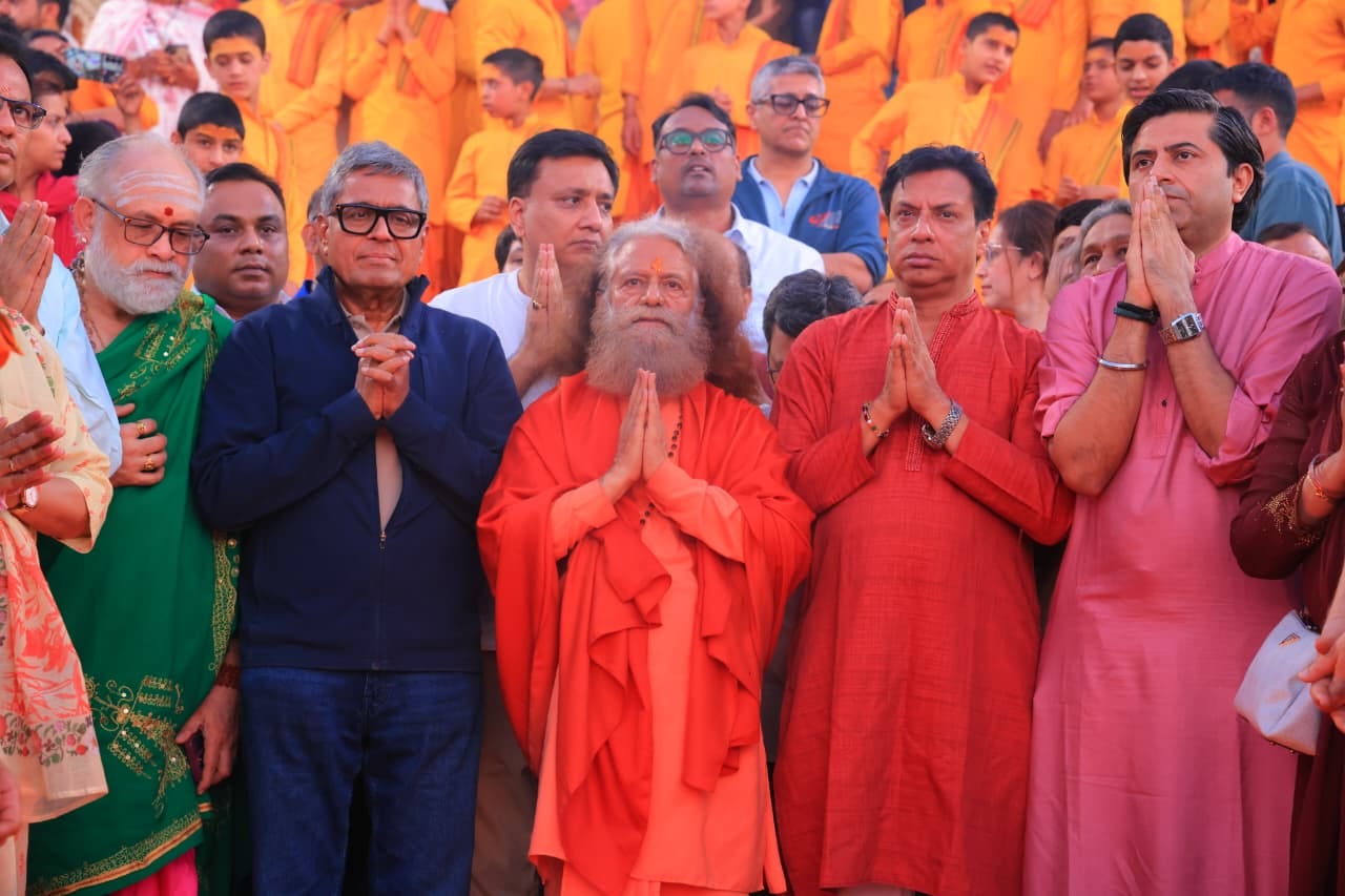 परमार्थ निकेतन में गंगा आरती करते फिल्म निर्देशक मधुर भंडारकर । स्रोत परमार्थ मीडिया।