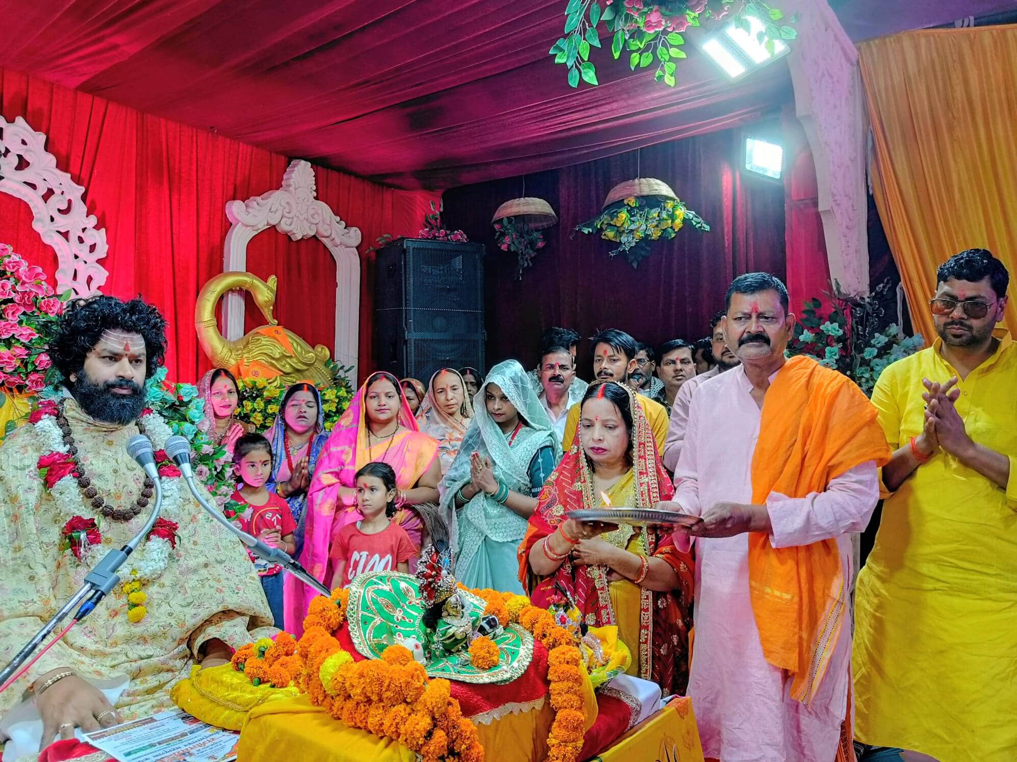 सुकरौली में कथा के समय पूजन-अर्चना करते श्रद्धालु।स्रोत-सोश्सल मीडिया