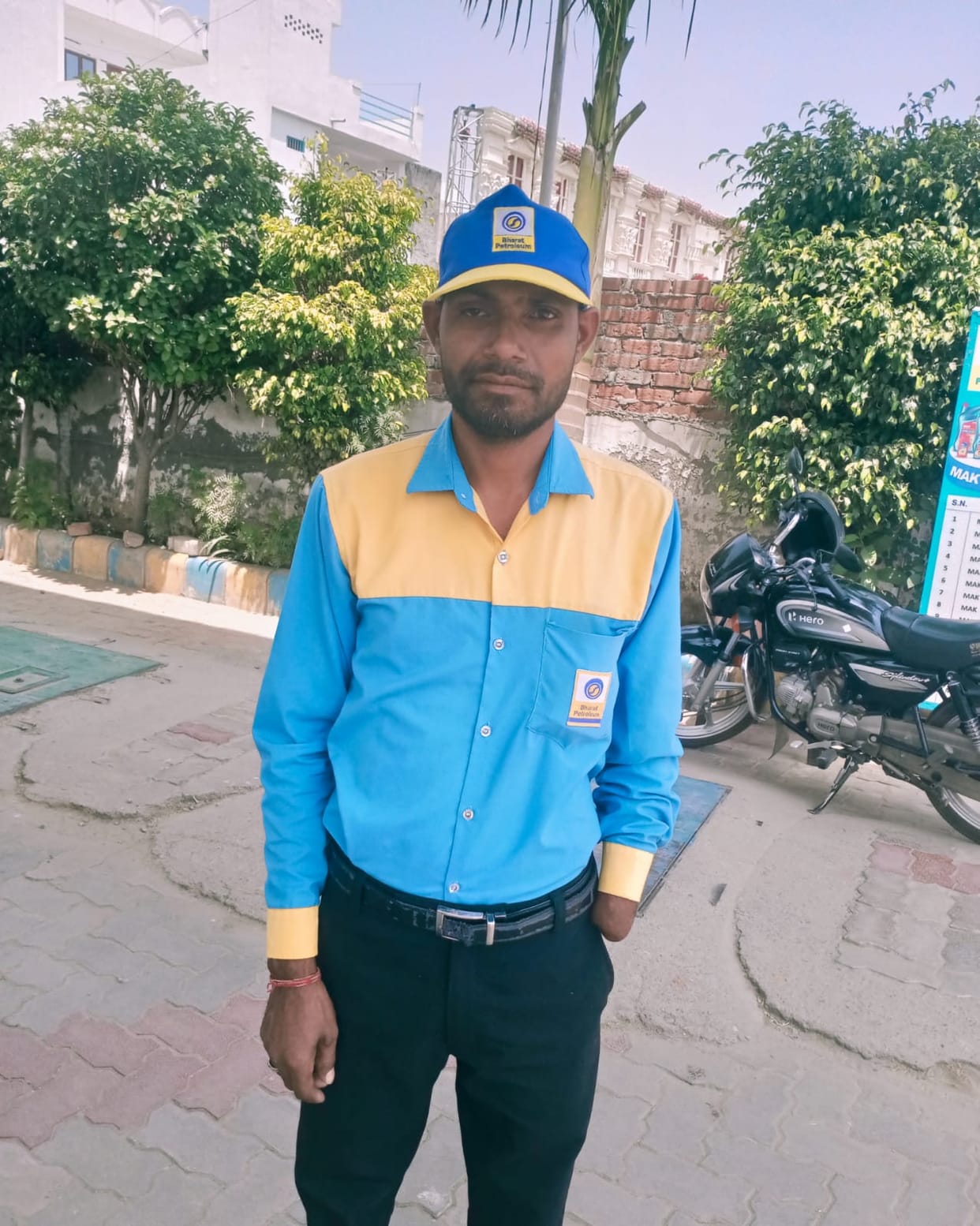 An accused who was fleeing after robbing money from the petrol pump of an SP leader was caught.