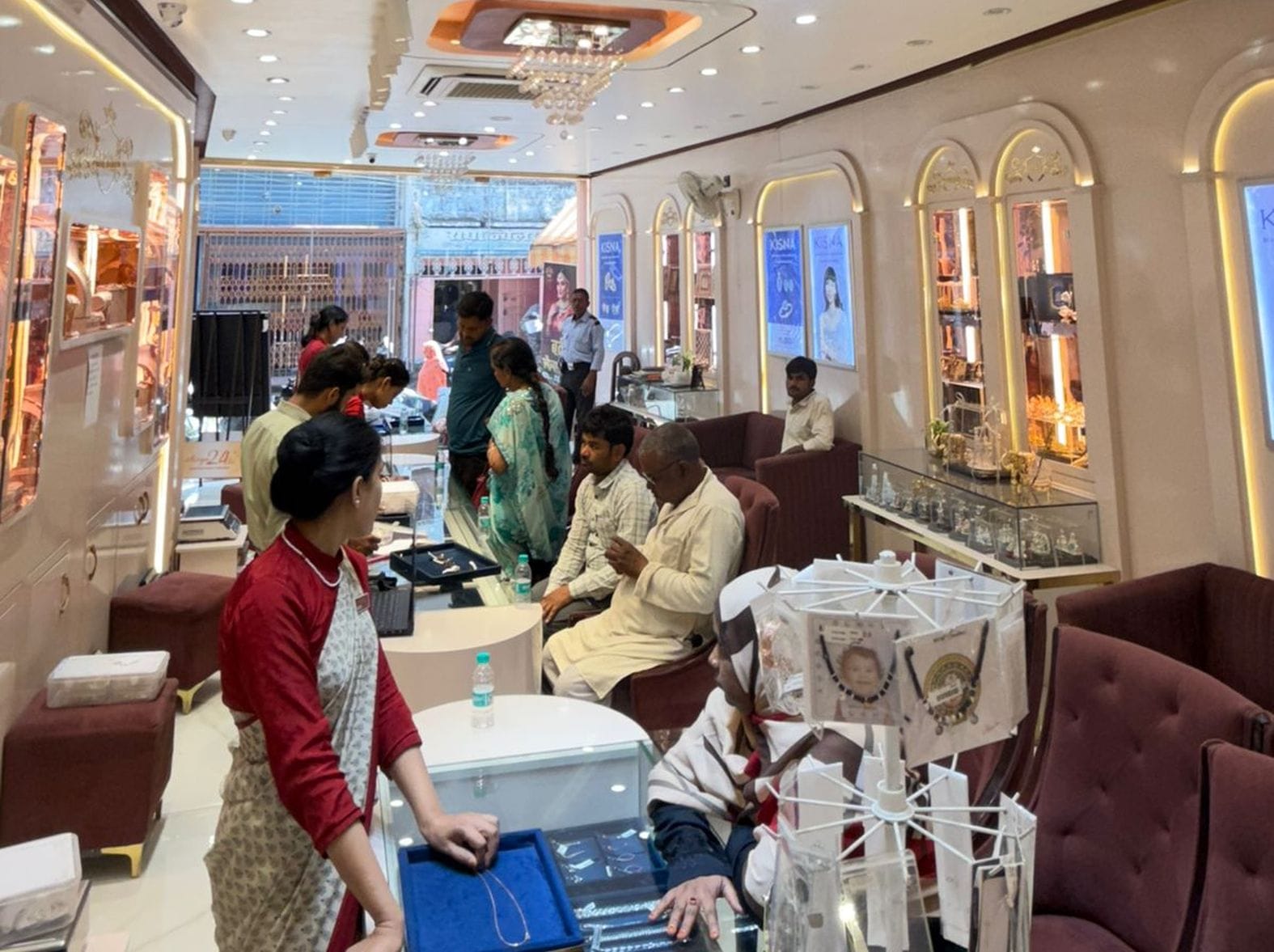 Markets Abuzz Amidst Offers - Sultanpur News - Sultanpur News:ऑफरों के ...