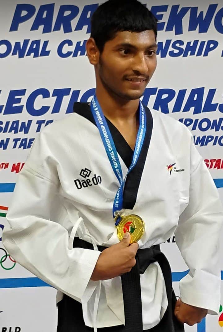 दिव्यांग ताइक्वांडो खिलाड़ी अनुभव पांडेय स्वर्ण पदक के साथ। सोशल मीडिया