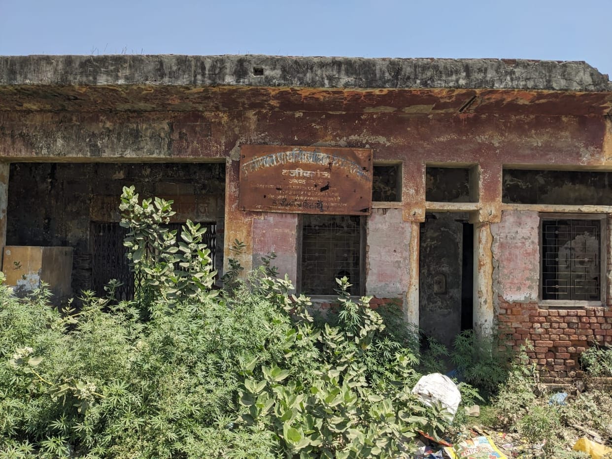 Either operate the Chunnilal Government Women's Hospital or return its building.