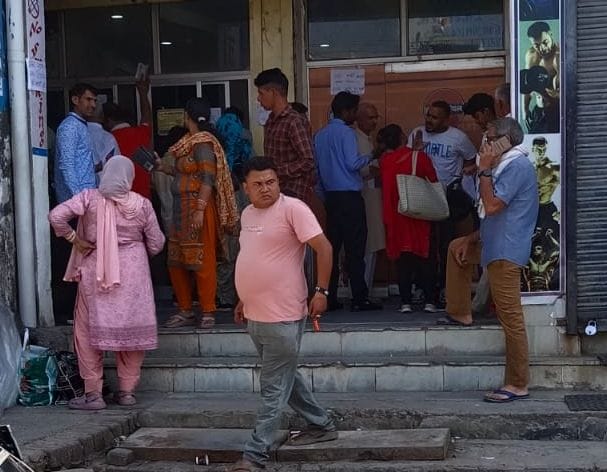 Queue at the agency for gas cylinders