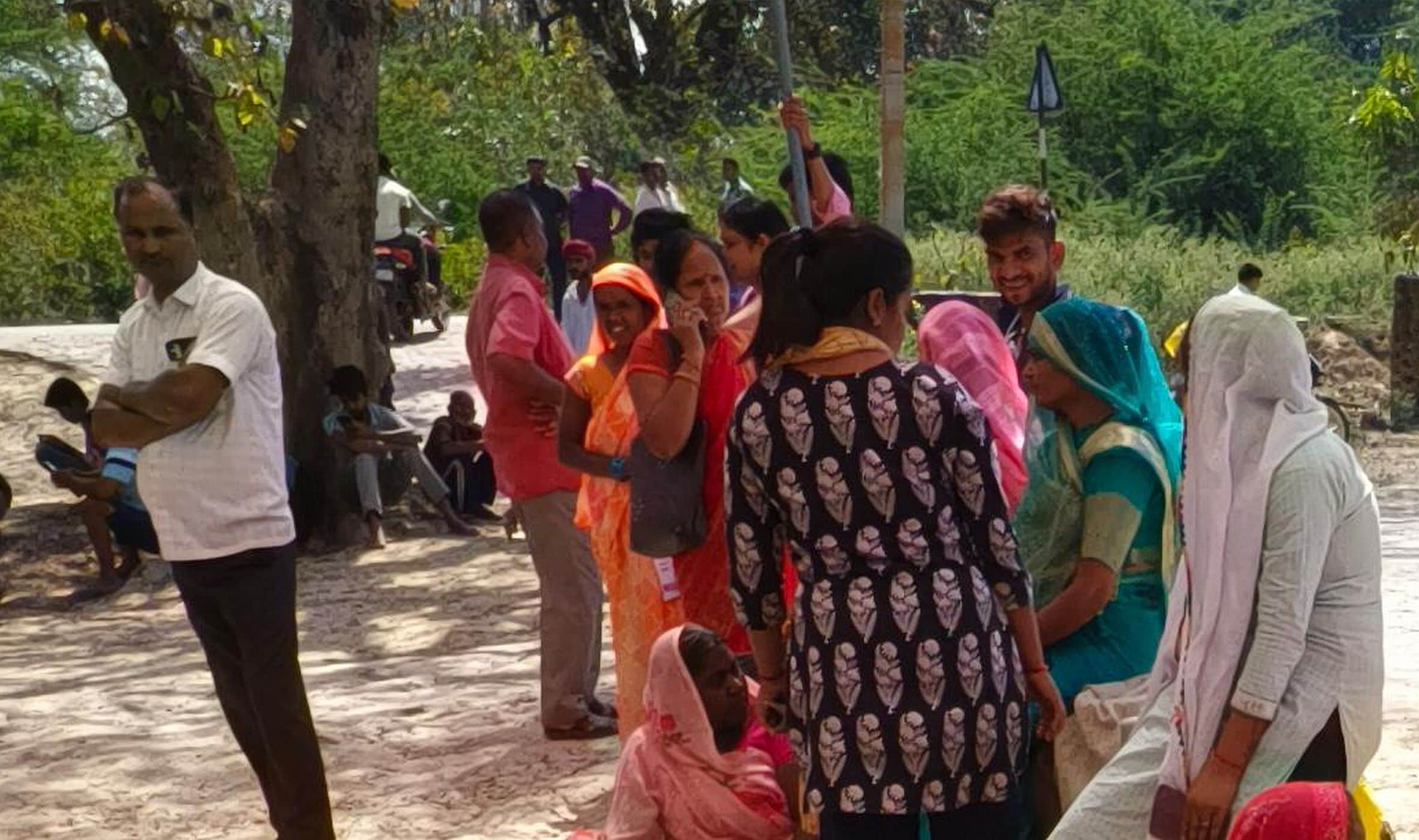 अमेठी में सिलिंडर लेने के लिए बैठे उपभोक्ता। -संवाद