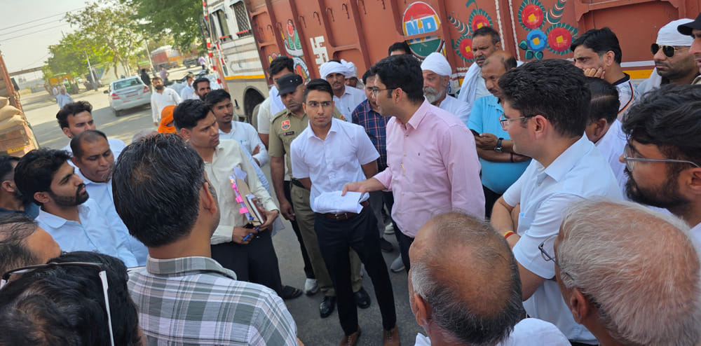 Mandis are overcrowded... 59% of the purchased wheat remains unlifted, with queues at the gates stretching two kilometers.