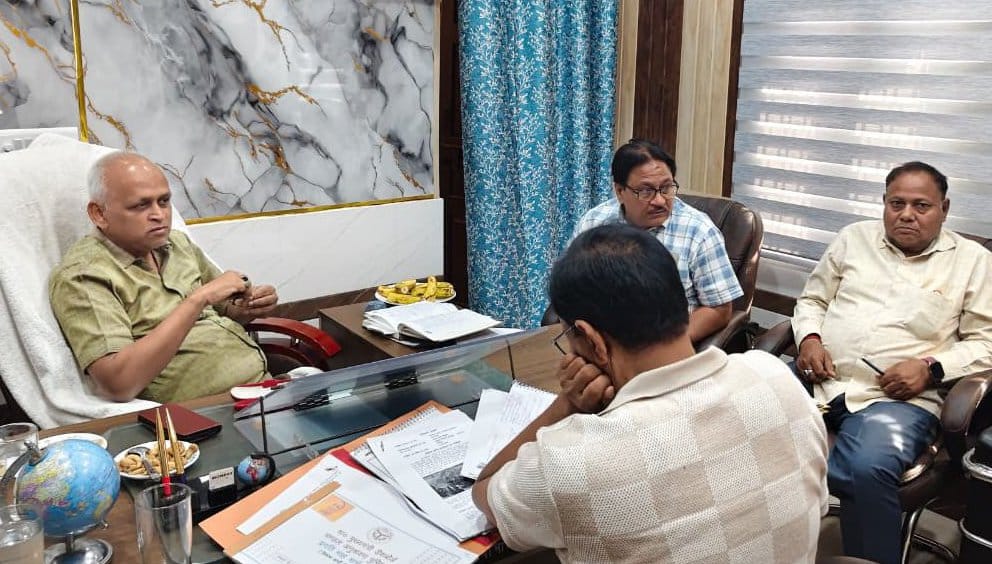 बाबागंज ब्लॉक का निरीक्षण करते  संयुक्त विकास आयुक्त मस्तेन्द्रनाथ द्विवेदी। विभाग