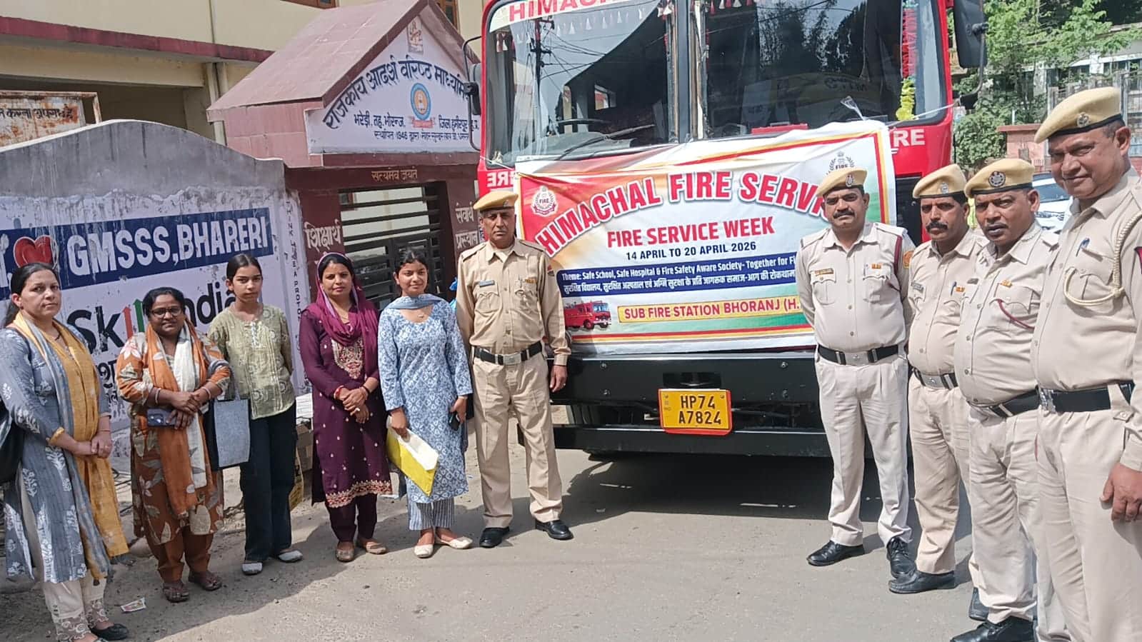 भरेड़ी बाजार में अग्निसुरक्षा को लेकर जागरूक करते विभागीय कर्मचारी। स्रोत : जागरूक पाठक
