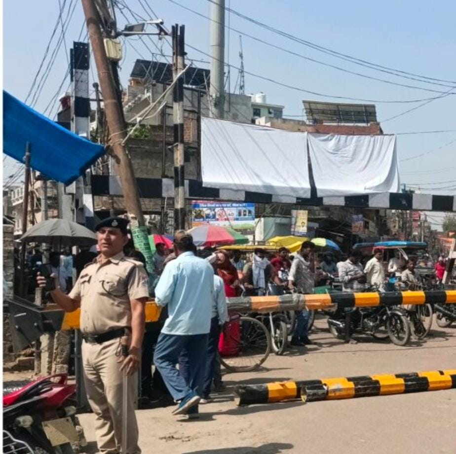 The boom of the Bharwari railway gate broke due to the collision of an e-rickshaw, causing a jam for a quarter of an hour.