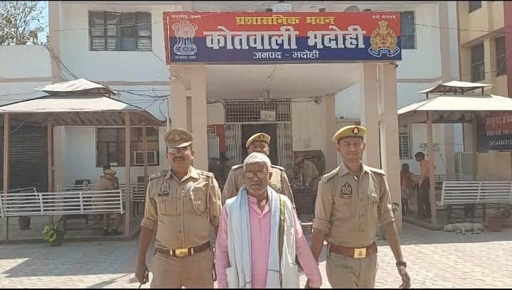 भदोही कोतवाली में गिरफ्तार गैंगस्टर मेंहीलाल। स्रोत पुलिस
