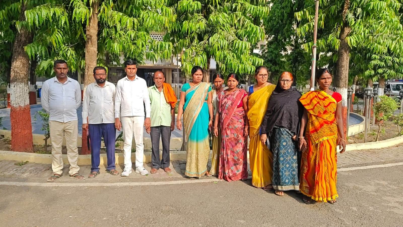 पंचायत समिति सदस्य एक समूह चित्र में।