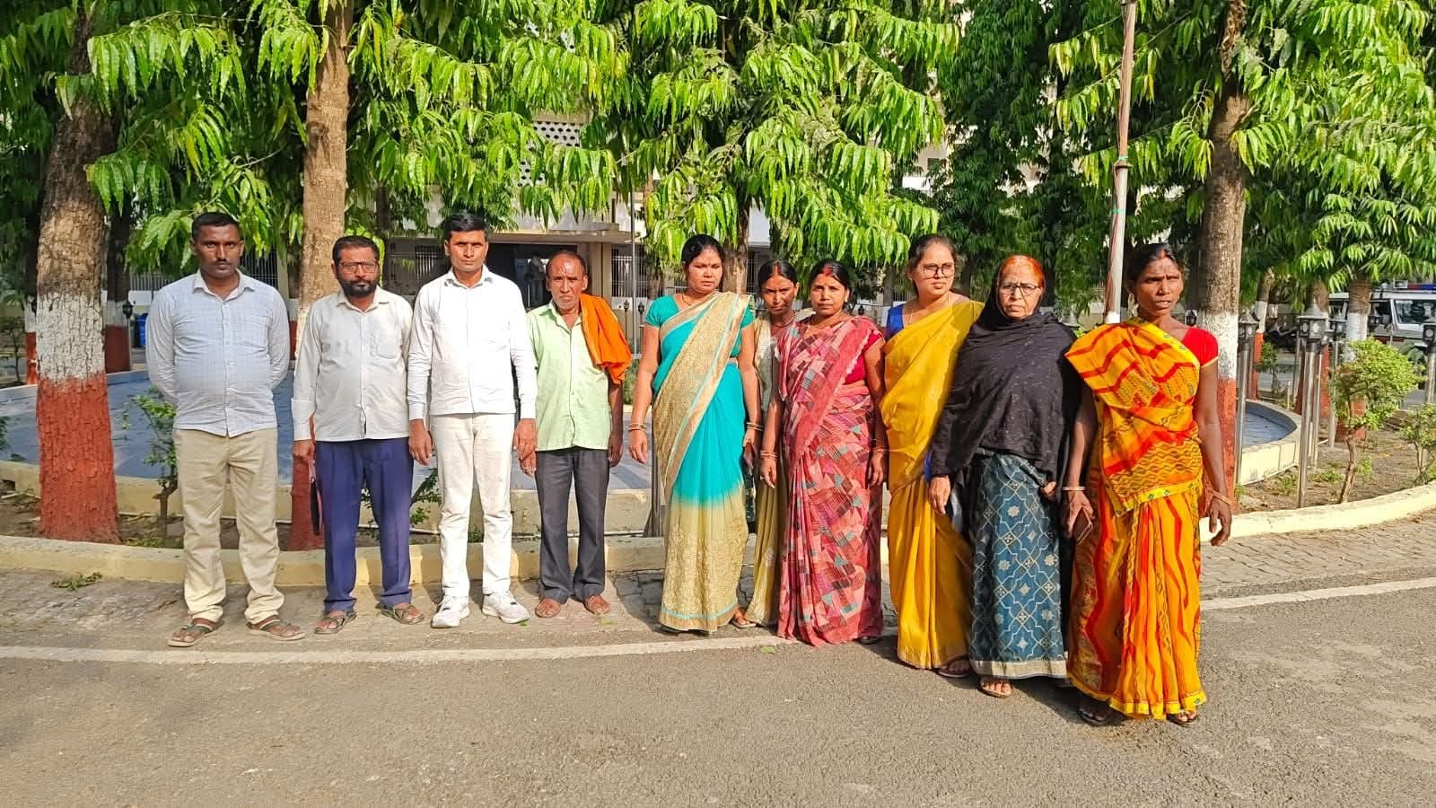 पंचायत समिति सदस्य एक समूह चित्र में।