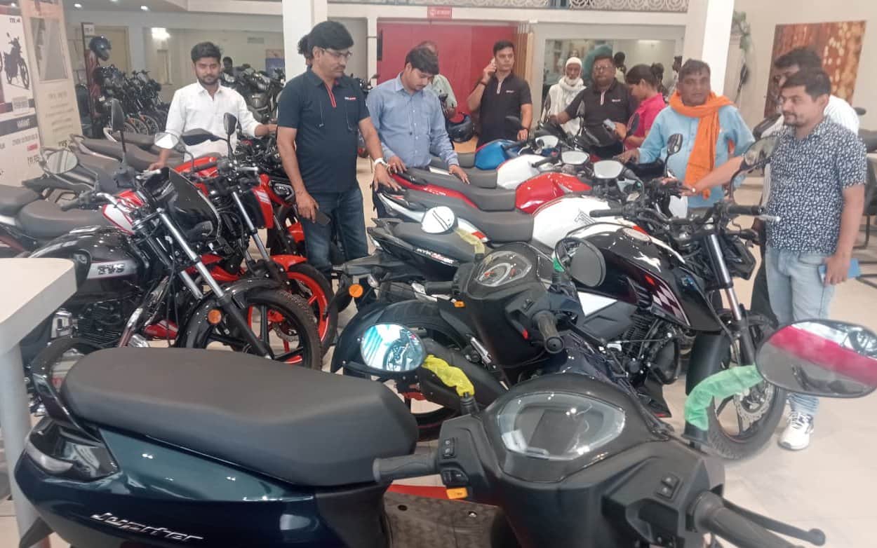 बाइक एजेंसी पर लगी ग्राहकों की भीड़। संवाद
