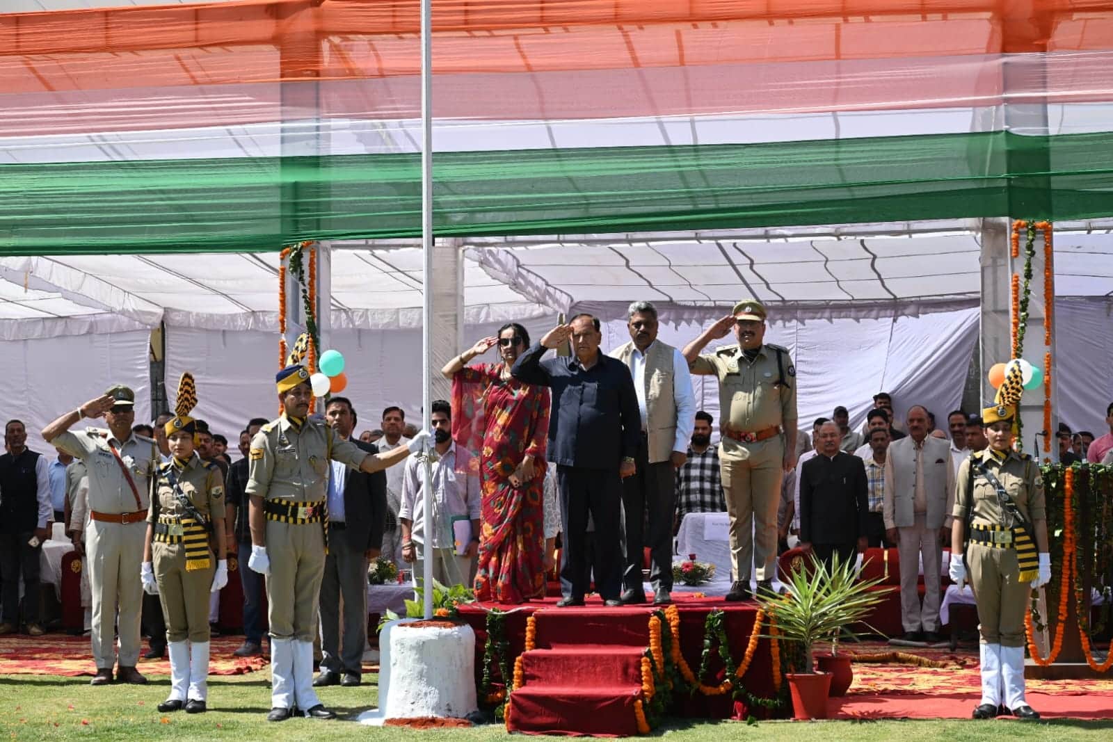 बाल स्कूल हमीरपुर  के मैदान में हिमाचल दिवस पर आयोजित जिला स्तरीय समारोह में  प्रदेश विधानसभा क