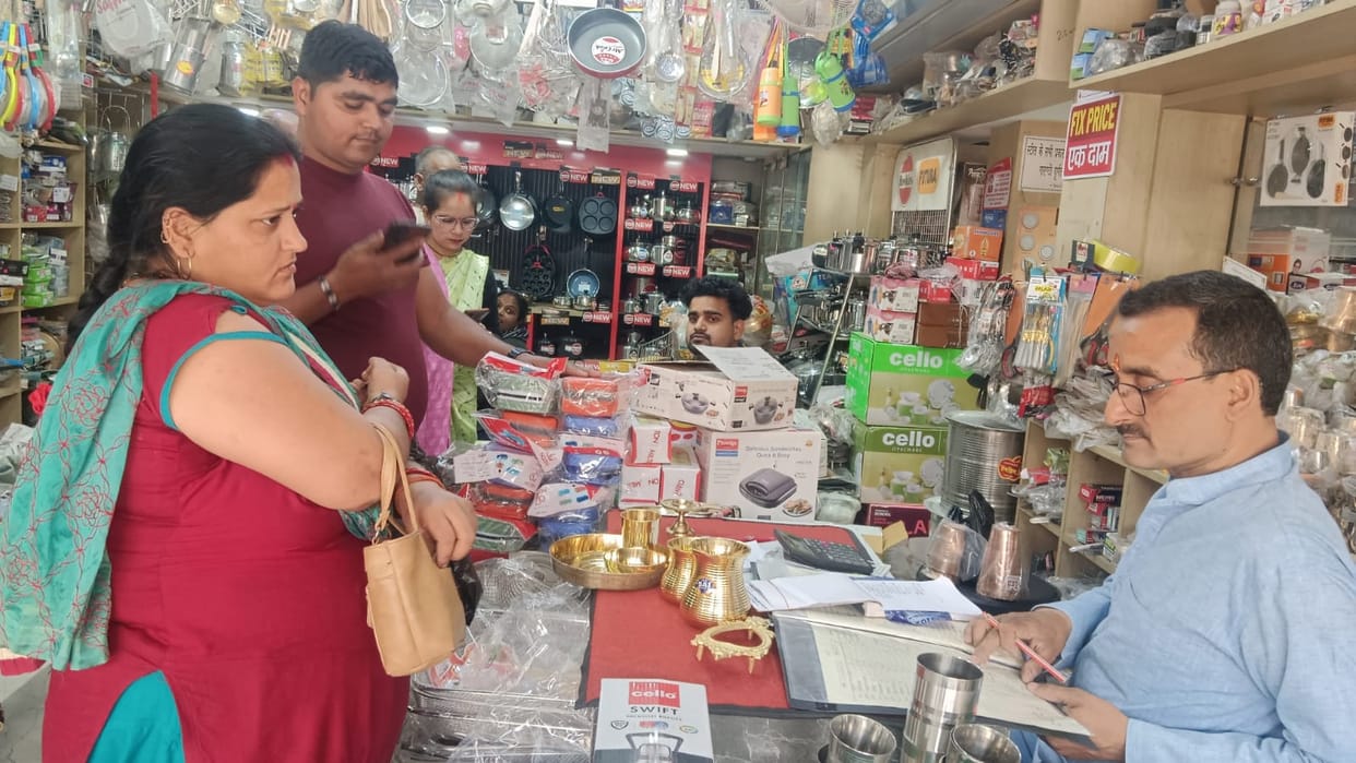 Utensil market shines during wedding season, better business expected