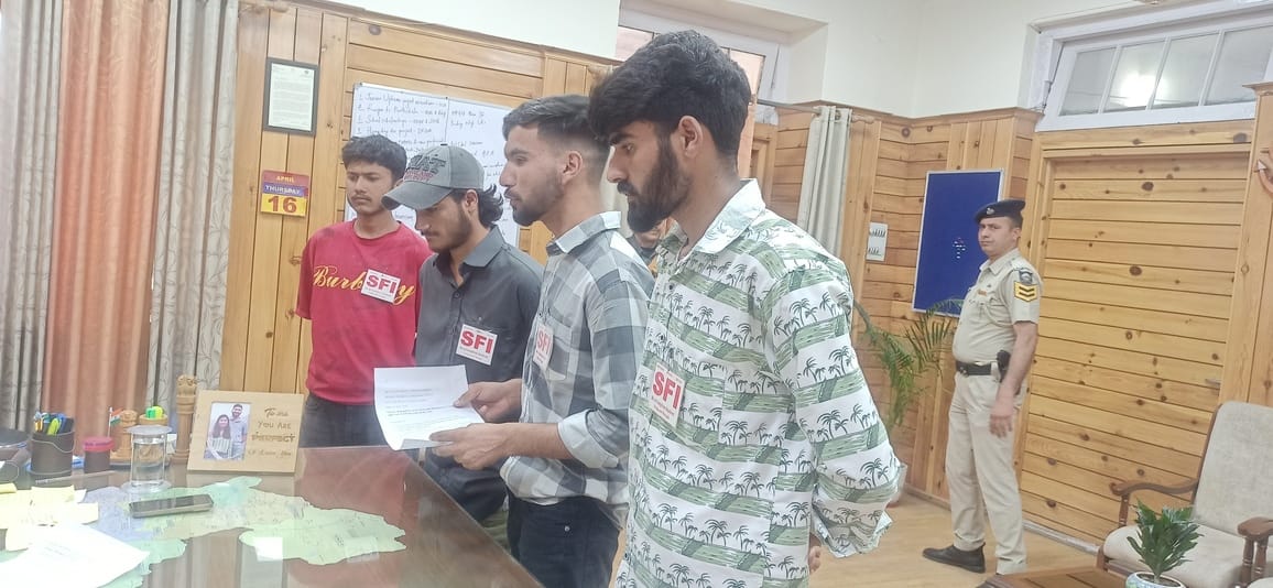 SFI Submits Memorandum to Deputy Commissioner