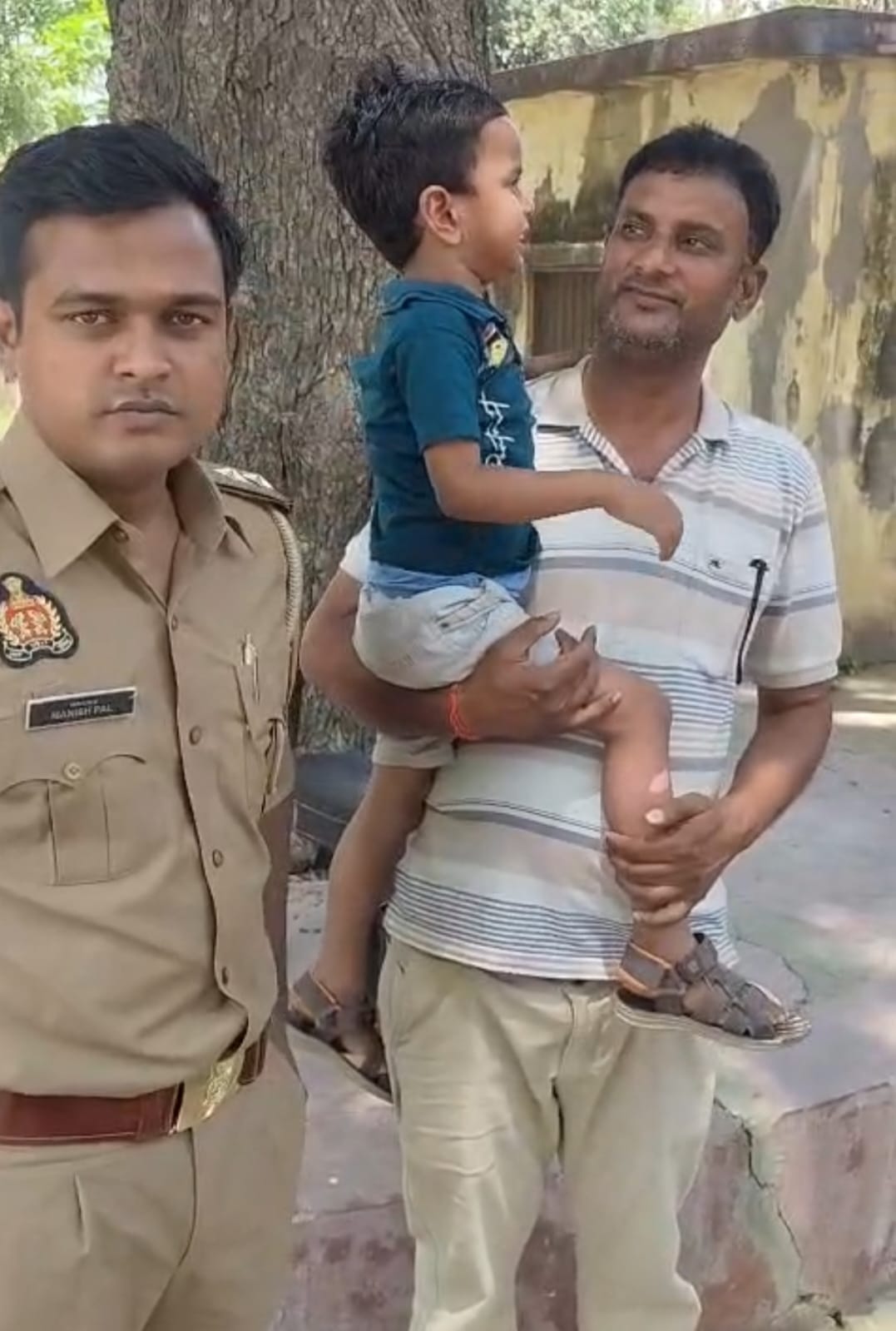 An innocent child strayed from school, police found him and handed him over to his family.