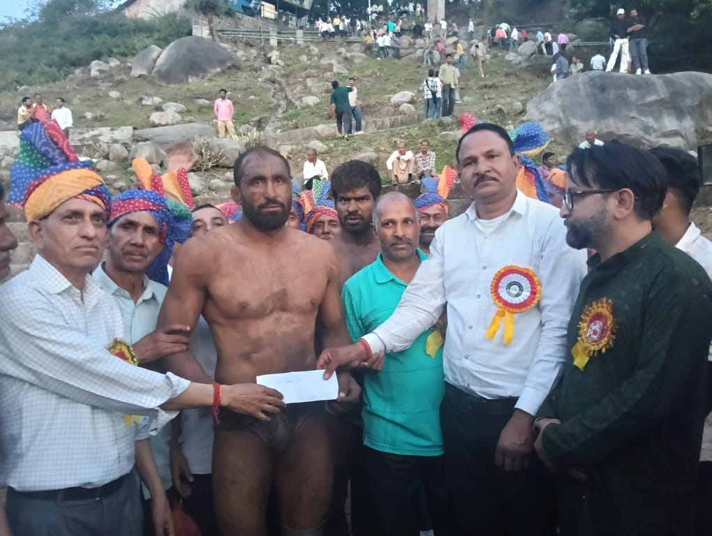 Rajat of Kangra won the wrestling match by defeating Malkit of Ajnala.