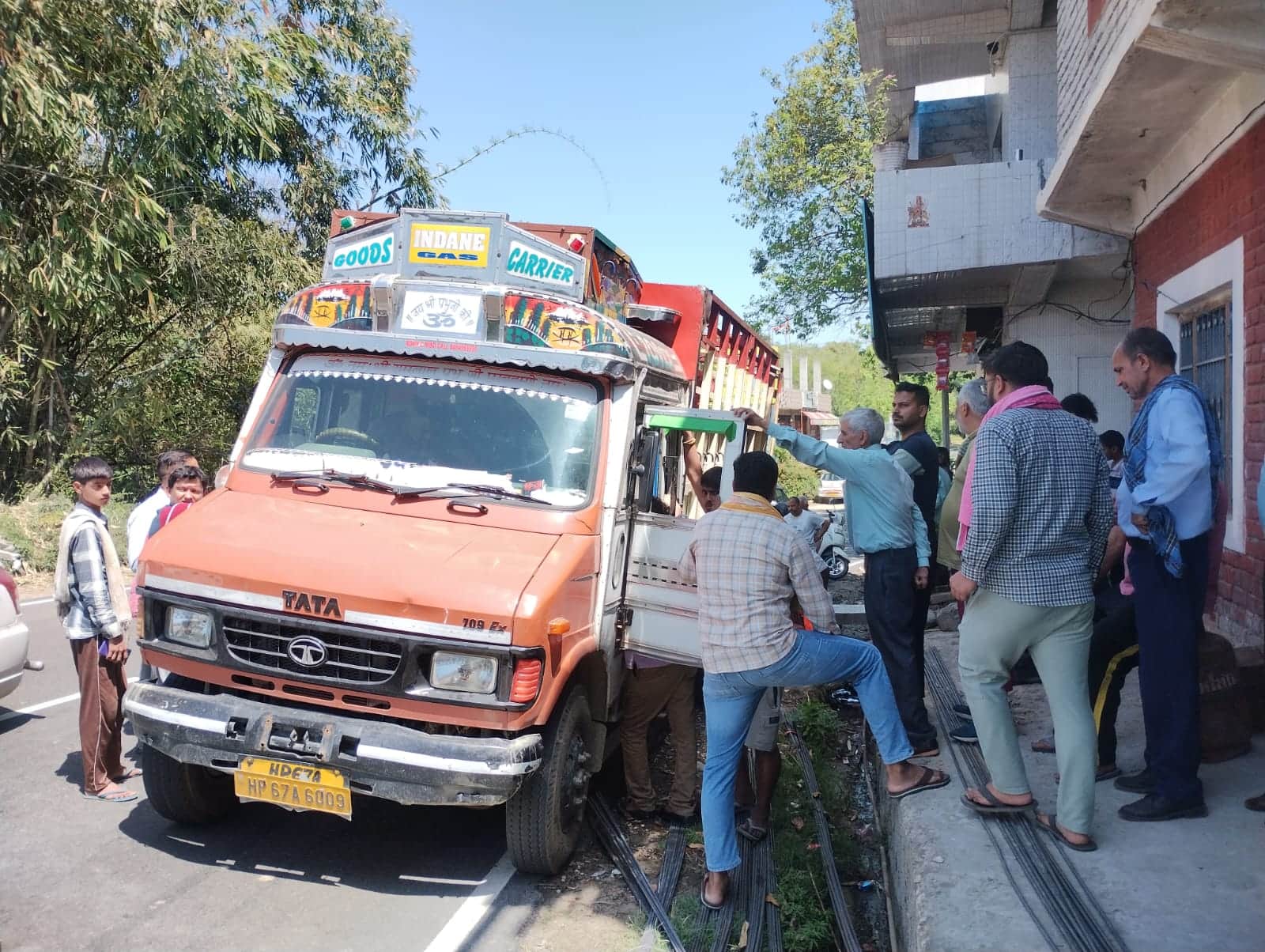 डिडवीं टिक्कर के डिडवीं में गैस सिलिंडर लेने के लिए उमड़ी भीड़। संवाद