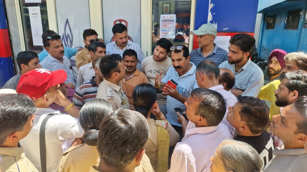 एजेंसी के बाहर रोष जताते लोगों को समझाती पुलिस संवाद