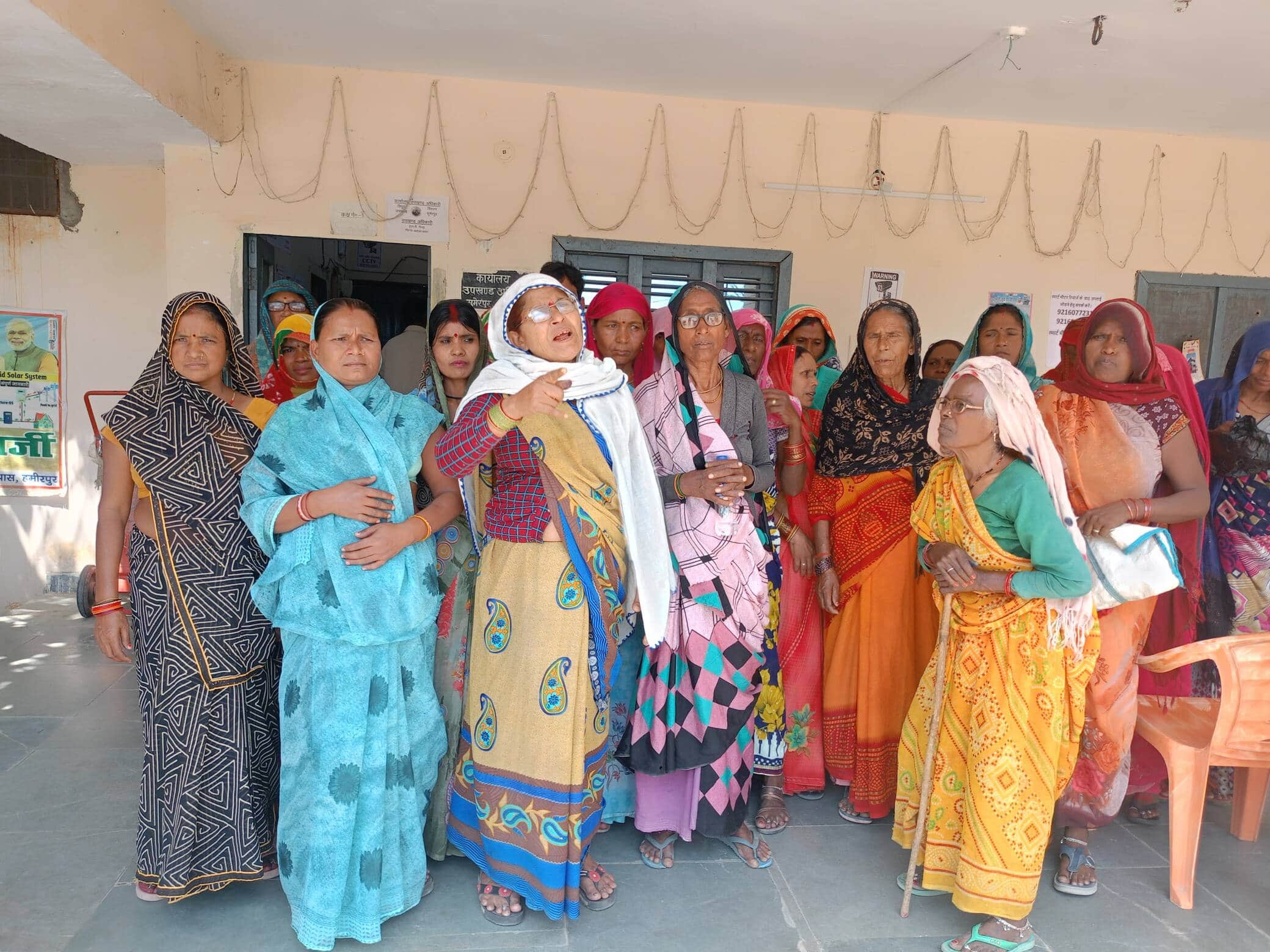 फोटो 15 एचएएमपी 14- सुमेरपुर पावर हाउस में हंगामा करती महिलाएं।  संवाद