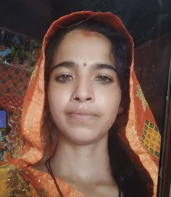 Married woman hanged herself in the field and committed suicide.
