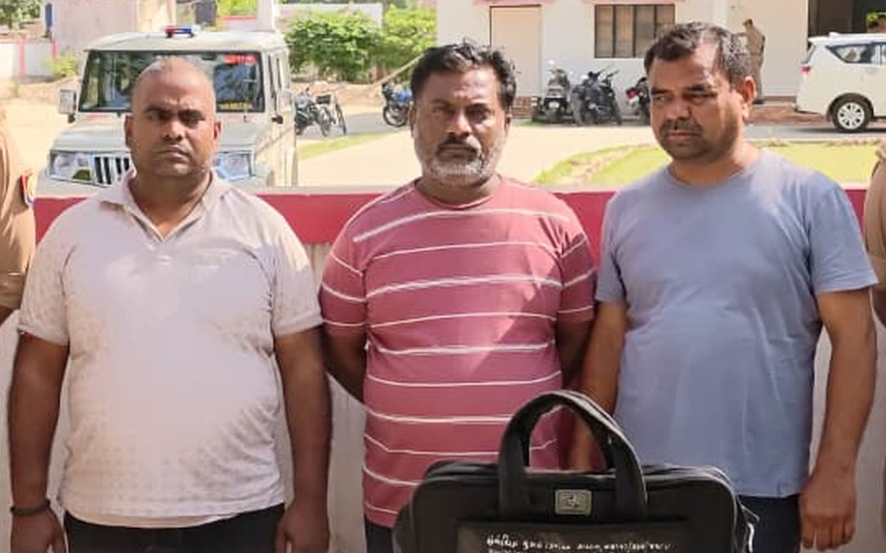 Three arrested for selling goods loaded in truck with fake documents