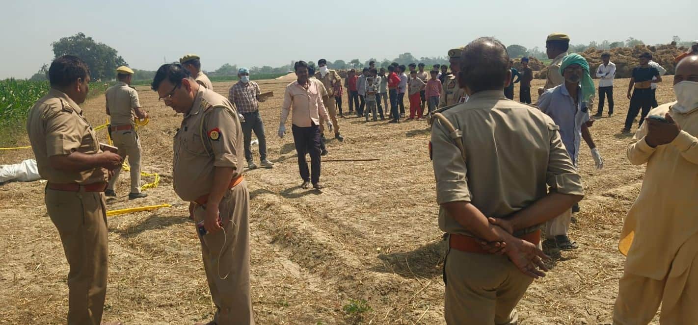 फोटो 40 - थाना सहावर क्षेत्र में गेहूं की खेत में मिली युवक की लाश मिलने के बाद मौक पर मौजूद पु