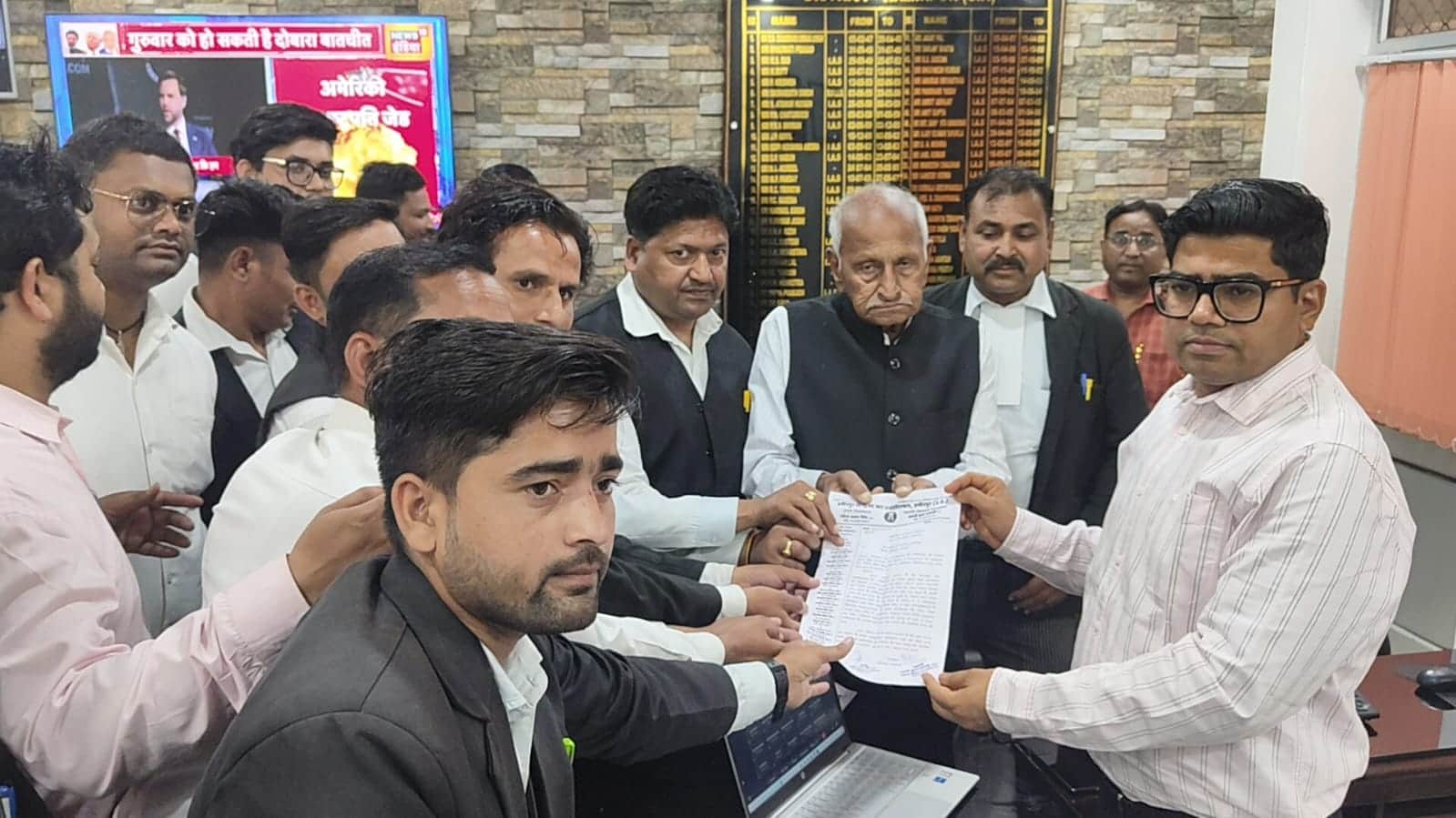 फोटो15 एचएएमपी 26- डिस्ट्रिक्ट बार एसोसिएशन के पदाधिकारी डीएम को ज्ञापन सौंपते हुए। संवाद