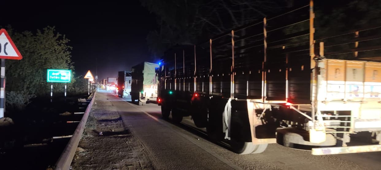 A DCM breakdown caused a traffic jam on the Betwa bridge.