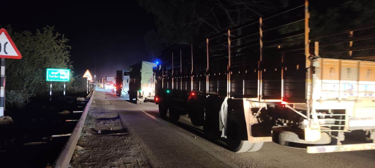 फोटो15 एचएएमपी 29- बेतवा पुल में वाहनों की लगी लंबी कतार। संवाद