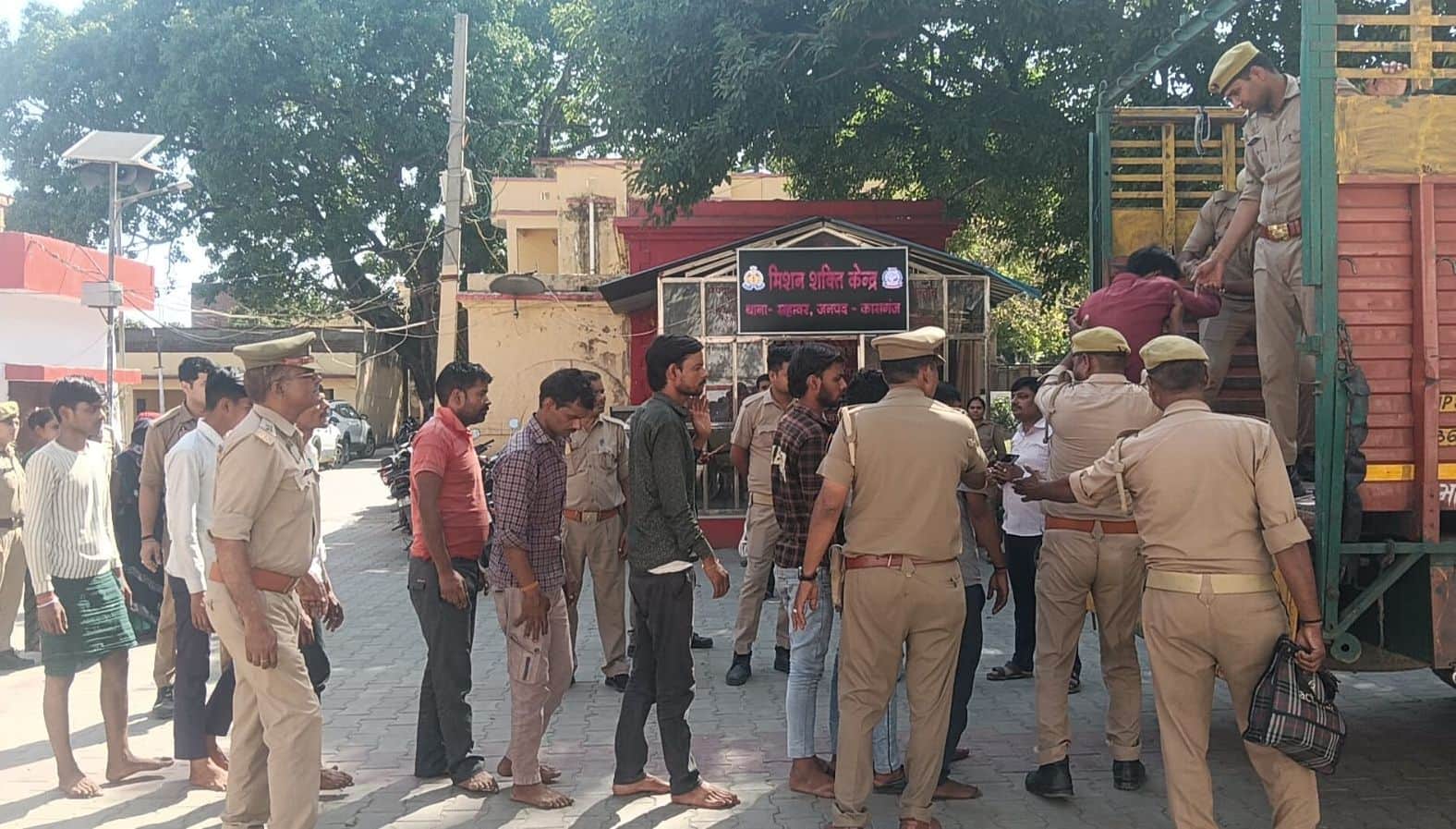 फोटो23सहावर के गांव चहका गुनार से पकड़े गए आरोपियों को गिरफ्तार कर कोर्ट लेकर जाती पुलिस। संव