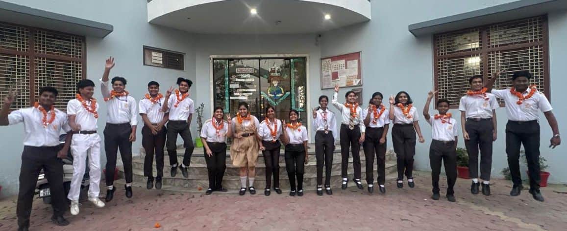 फोटो48कासगंज में सीबीएसई कक्षा 10 का रिजल्ट आने के बाद खुशी में उछलते शेमफोर्ड स्कूल के छात्र