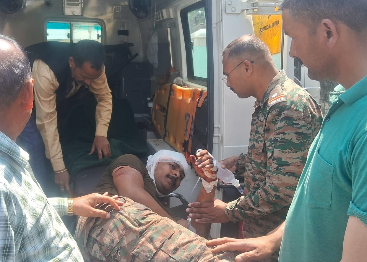 Army vehicle lost control and fell into a ditch, two soldiers injured