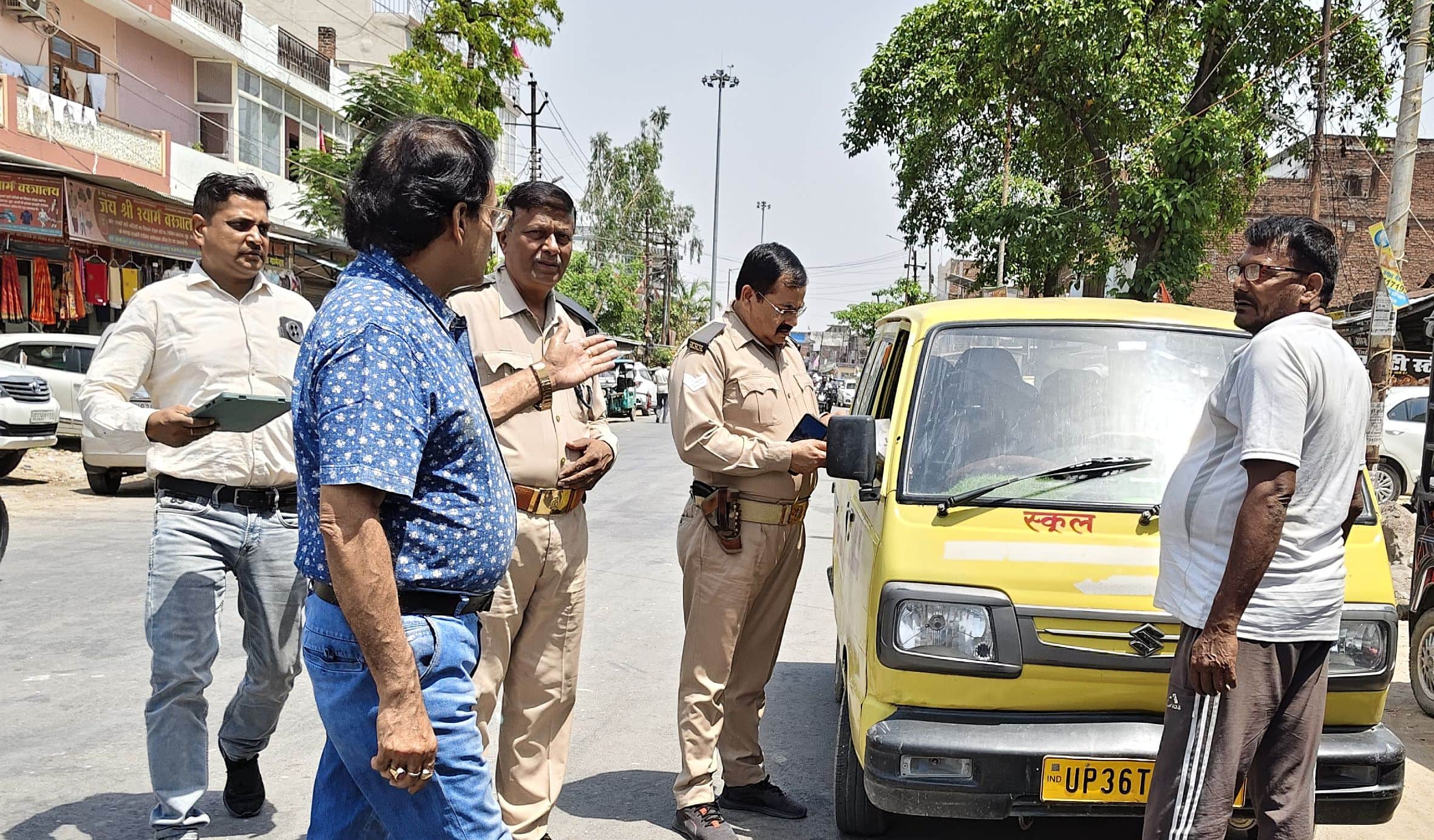 गौरीगंज में अभियान के दौरान स्कूली की चेकिंग करते एआरटीओ महेंद्र बाबू गुप्ता। -संवाद