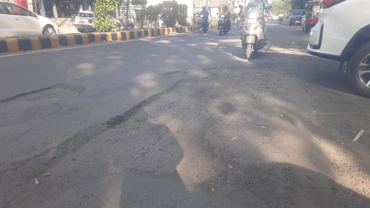 ये तो हद ही हो गई: एक महीने पहले बनी थी सड़क, टोरंट की टीम ने खोद डाली; निगम ने लगाया जुर्माना